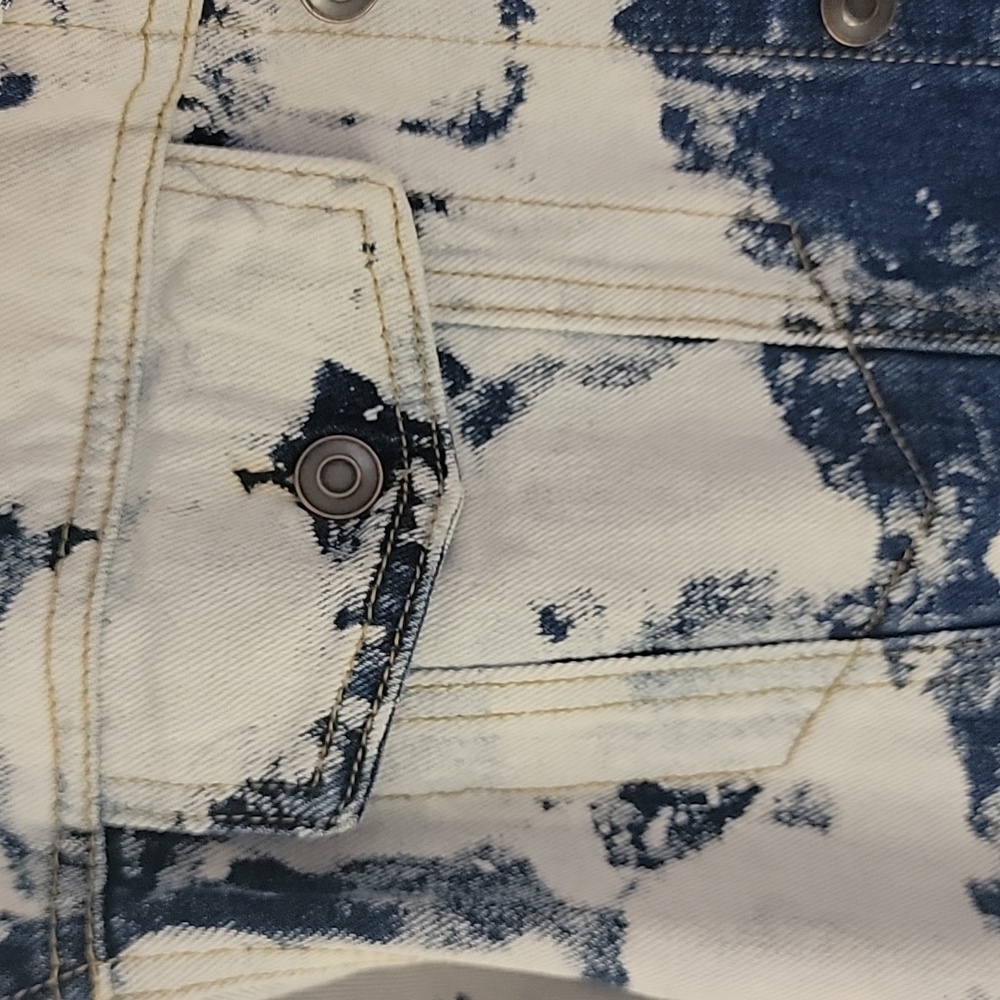 Splatter denim jacket 🤍 - Picture 3 of 8